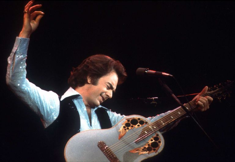 https://www.gettyimages.co.uk/detail/news-photo/singer-neil-diamond-performs-onstage-with-an-ovation-news-photo/73990952?phrase=neil%20diamond%20guitar