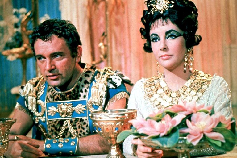 https://www.gettyimages.com/detail/news-photo/elizabeth-taylor-on-the-film-set-of-cleopatra-directed-by-news-photo/109027665?adppopup=true