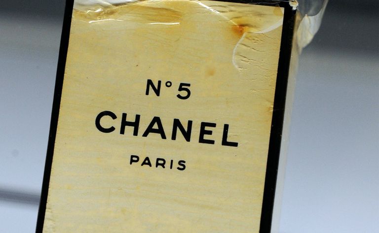 https://www.gettyimages.com/detail/news-photo/an-unopened-bottle-of-chanel-no-5-perfume-in-its-original-news-photo/102389277?adppopup=true