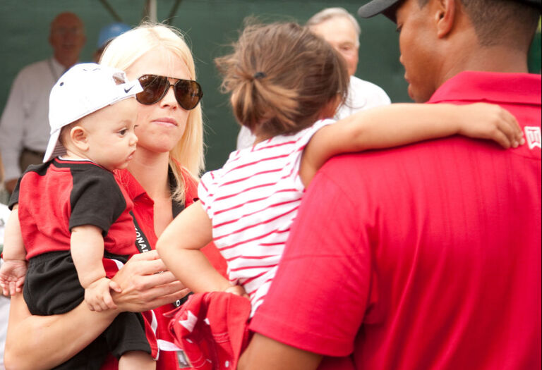 https://www.gettyimages.com/detail/news-photo/tiger-woods-is-greeted-by-his-son-charlie-woods-wife-elin-news-photo/93524514?adppopup=true
