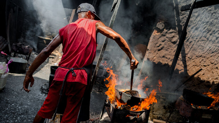 https://www.gettyimages.co.uk/detail/news-photo/an-afro-colombian-cook-fries-fish-in-boiling-oil-in-a-news-photo/1170860678