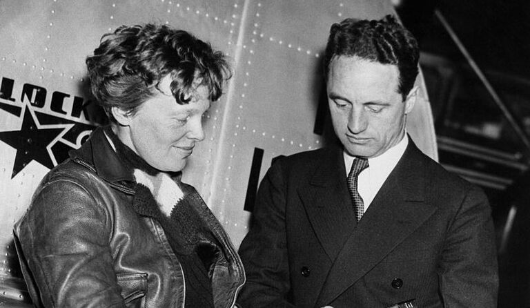 https://www.gettyimages.co.uk/detail/news-photo/amelia-earhart-with-her-second-navigator-harry-manning-who-news-photo/515162278?adppopup=true