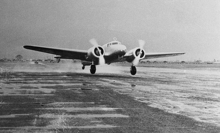 https://www.gettyimages.co.uk/detail/news-photo/this-photo-shows-the-giant-lockheed-electra-amelia-earharts-news-photo/515162172?adppopup=true