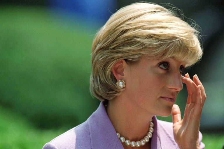 https://www.gettyimages.co.uk/detail/news-photo/diana-princess-of-wales-making-an-anti-landmines-speech-at-news-photo/52101516?adppopup=true