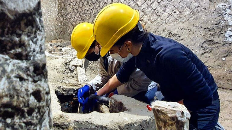 archaeologists in Pompeii
