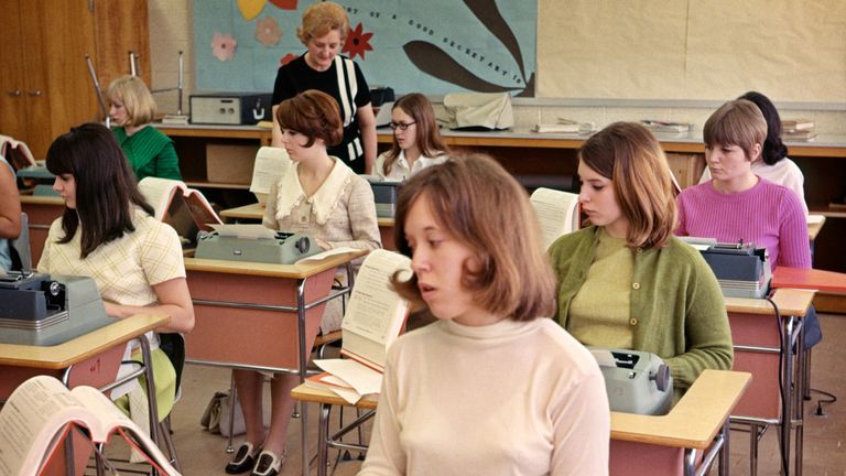 https://www.gettyimages.co.uk/detail/news-photo/1960s-all-girl-high-school-typing-class-typewriters-desks-news-photo/1135992464?adppopup=true
