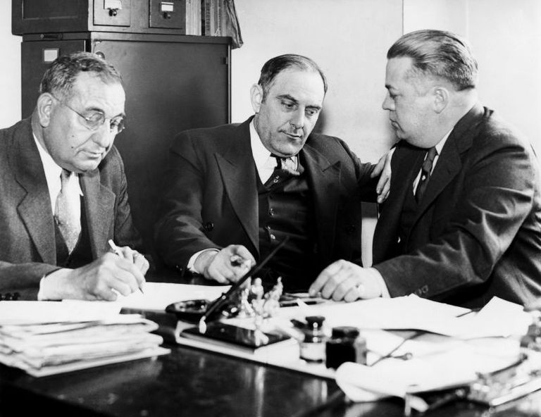 Robert Godby and Peter Rubano questioning Victor Lustig