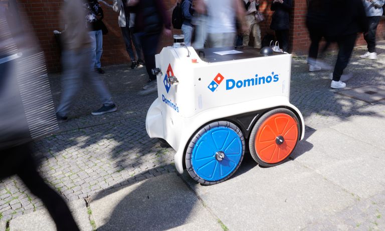 Dominos tests pizza robot