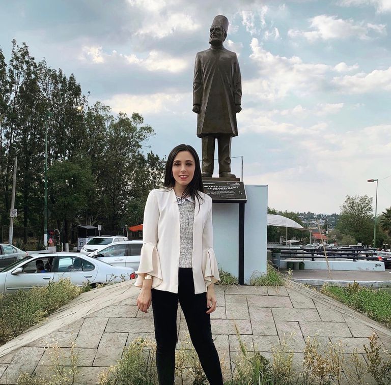 Hanna Jaff in front of Mohamed Pasha Jaff statue