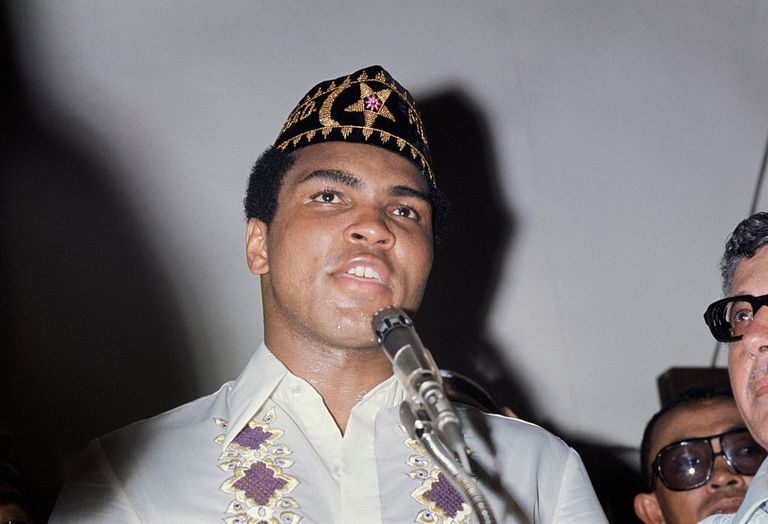 https://www.gettyimages.co.uk/detail/news-photo/boxing-champion-muhammad-ali-prays-at-a-mosque-with-a-news-photo/517403674?adppopup=true