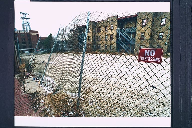 https://www.gettyimages.co.uk/detail/news-photo/fence-bordered-vacant-lot-sporting-a-no-tresspassing-sign-news-photo/50477056?phrase=jeffrey%20dahmer