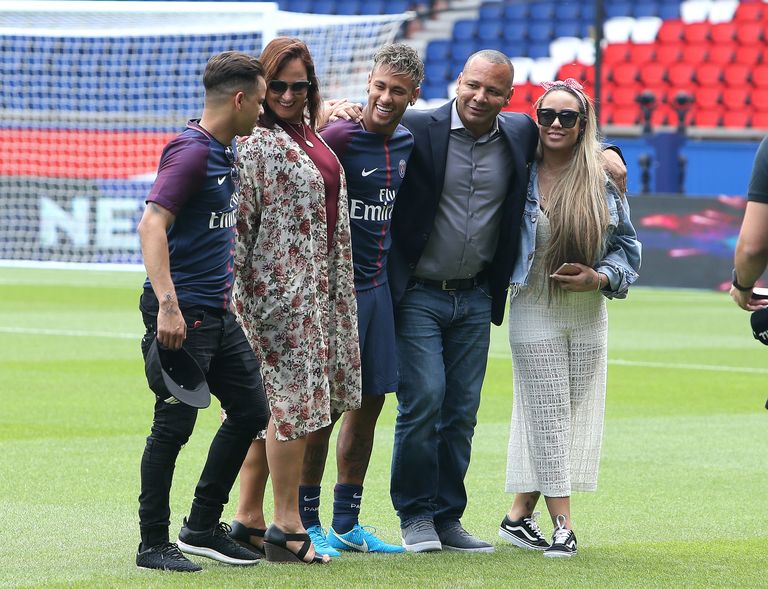 Neymar Jr with family