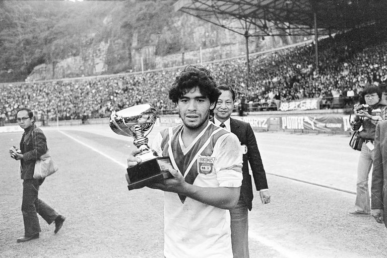 Diego Maradona holds trophy Boca Juniors