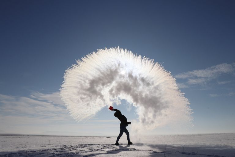 https://www.gettyimages.co.uk/detail/news-photo/woman-throws-hot-water-into-the-freezing-cold-air-at-a-news-photo/1194591635 hot water freezing