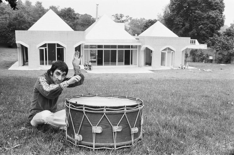 https://www.gettyimages.co.uk/detail/news-photo/keith-moon-drummer-of-the-who-rock-group-pictured-at-his-news-photo/599290894 Keith Moon garden