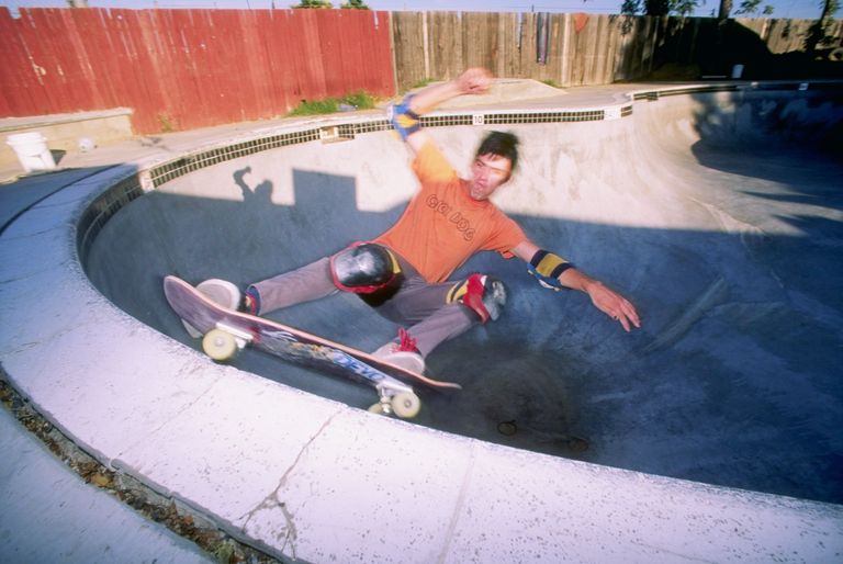 https://www.gettyimages.co.uk/detail/news-photo/skater-skateboards-in-a-pool-news-photo/243580 skater