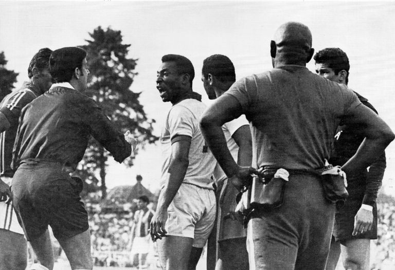 https://www.gettyimages.co.uk/detail/news-photo/pel%C3%A9-argues-with-the-referee-armando-marques-during-a-news-photo/1450708640 Pele arguing