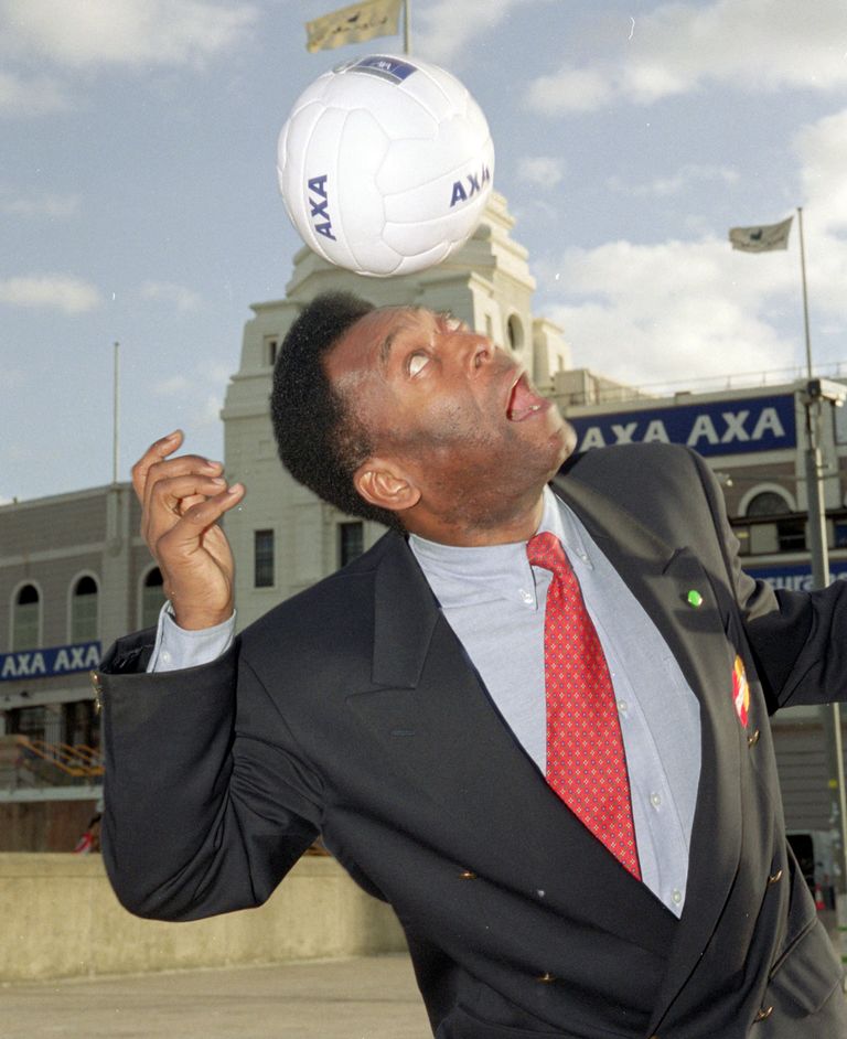 https://www.gettyimages.co.uk/detail/news-photo/pele-during-an-axa-photocall-at-wembley-in-london-mandatory-news-photo/1083847 Pele