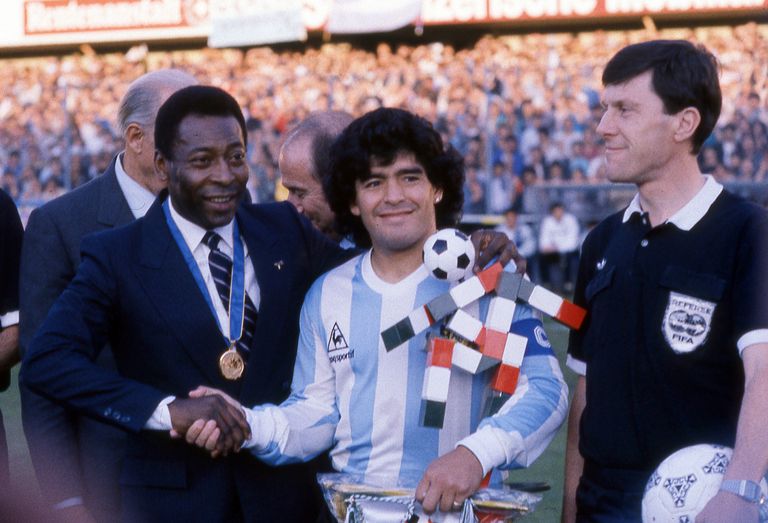 https://www.gettyimages.co.uk/detail/news-photo/pel%C3%A9-of-brazil-shankes-hands-with-diego-maradona-of-news-photo/1219222815 Pele Maradona