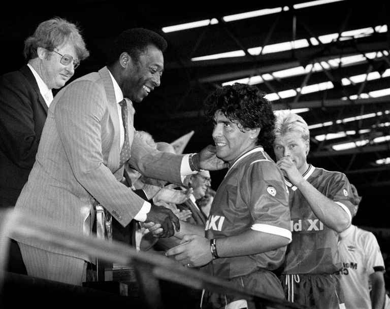 https://www.gettyimages.co.uk/detail/news-photo/photo-8-8-1987-diego-maradona-is-greeted-by-guest-of-honour-news-photo/830329290 Pele Maradona