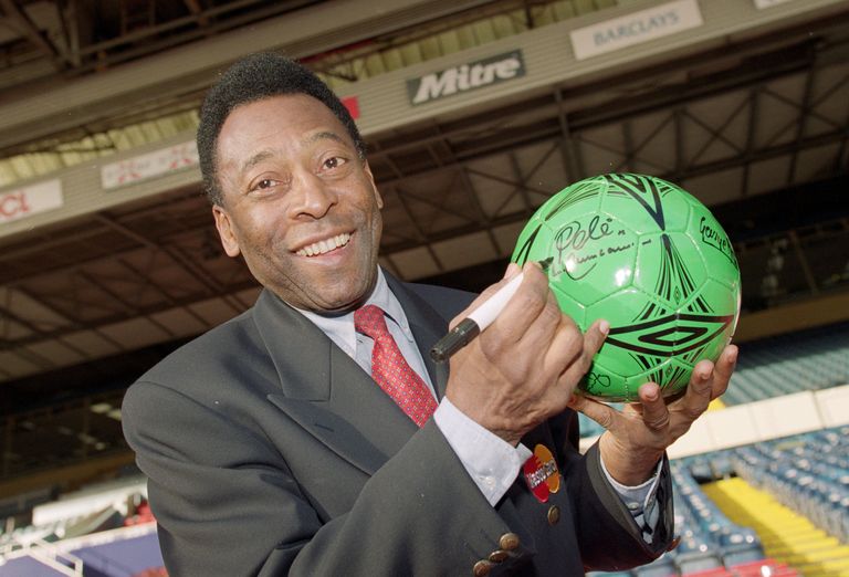 https://www.gettyimages.co.uk/detail/news-photo/pele-during-an-axa-photocall-at-wembley-in-london-mandatory-news-photo/1083844 Pele