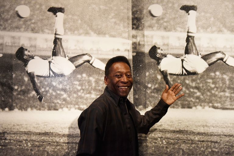 https://www.gettyimages.co.uk/detail/news-photo/pele-poses-in-front-of-russell-young-bicycle-kick-as-he-news-photo/489545328 Pele
