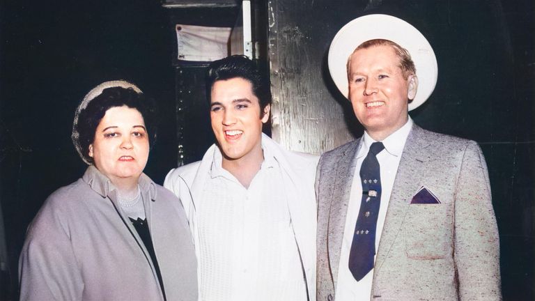 https://www.gettyimages.com/detail/news-photo/rock-and-roll-singer-elvis-presley-with-his-parents-vernon-news-photo/74291241
