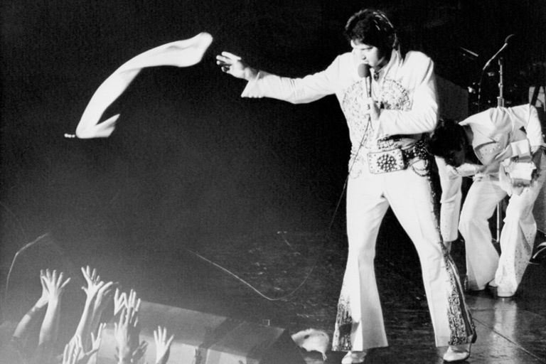 https://www.gettyimages.co.uk/detail/news-photo/elvis-presley-in-a-white-jumpsuit-with-gold-brocade-and-news-photo/517724944?phrase=elvis%20presley%201977%20%20concert