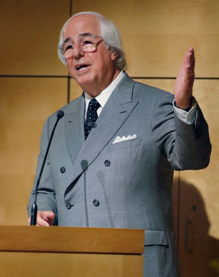 https://www.gettyimages.co.uk/detail/news-photo/frank-abagnale-jr-a-leading-fraud-expert-and-former-scam-news-photo/671245048?phrase=frank%20abagnale