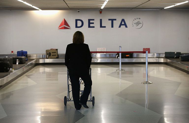 https://www.gettyimages.co.uk/detail/news-photo/passenger-waits-for-her-luggage-in-the-delta-baggage-claim-news-photo/154674141?phrase=Delta%20Airlines