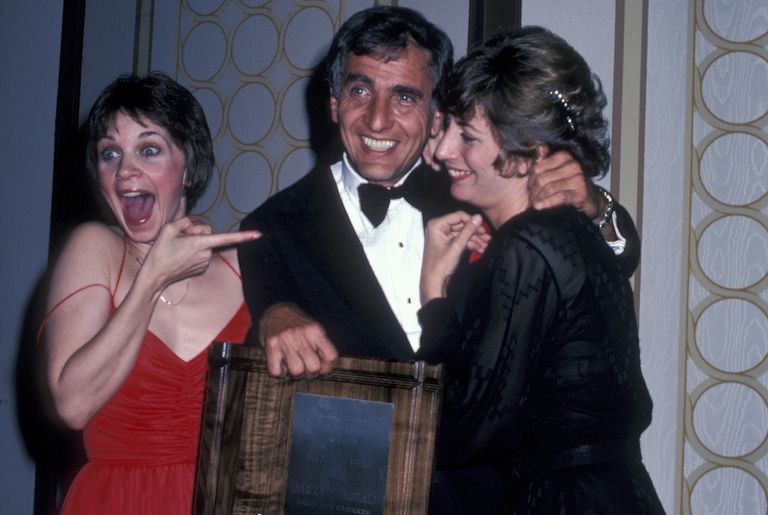 https://www.gettyimages.co.uk/detail/news-photo/cindy-williams-garry-marshall-and-penny-marshall-during-news-photo/106872899?phrase=Garry%20Marshall&adppopup=true