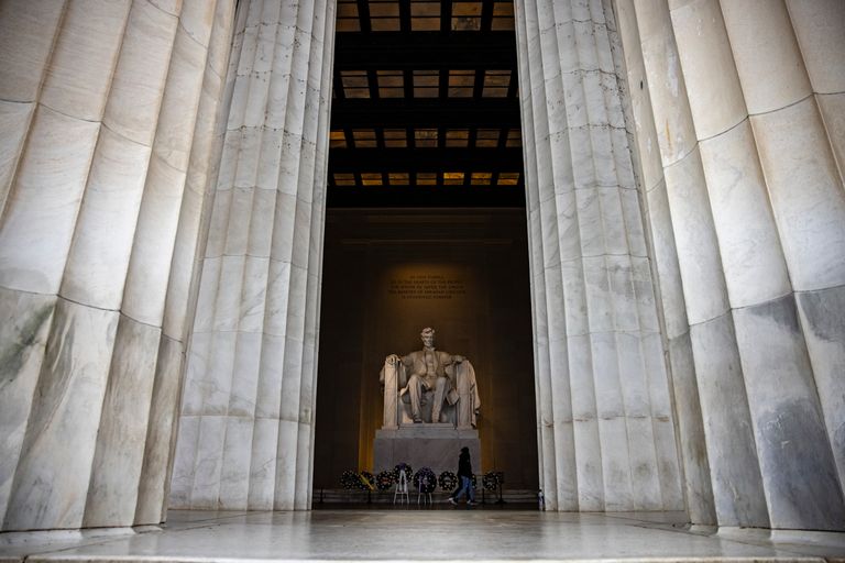 https://www.gettyimages.com/detail/news-photo/couple-walks-through-the-lincoln-memorial-during-an-news-photo/1231183373?phrase=lincoln%20memorial