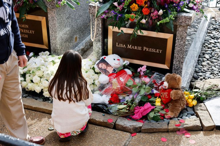 https://www.gettyimages.com/detail/news-photo/fans-visit-the-grave-of-lisa-marie-presley-during-her-news-photo/1458529524?phrase=lisa%20marie%20memorial&adppopup=true