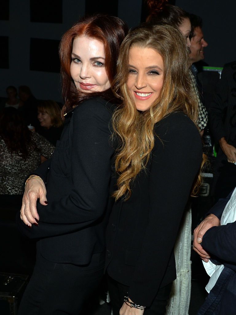 https://www.gettyimages.co.uk/detail/news-photo/priscilla-presley-celebrates-backstage-with-her-daughter-news-photo/181393010?phrase=lisa%20marie%20presley&adppopup=true
