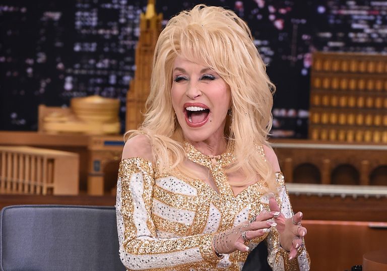 https://www.gettyimages.co.uk/detail/news-photo/dolly-parton-visits-the-tonight-show-starring-jimmy-fallon-news-photo/594426170?phrase=Dolly%20Parton&adppopup=true