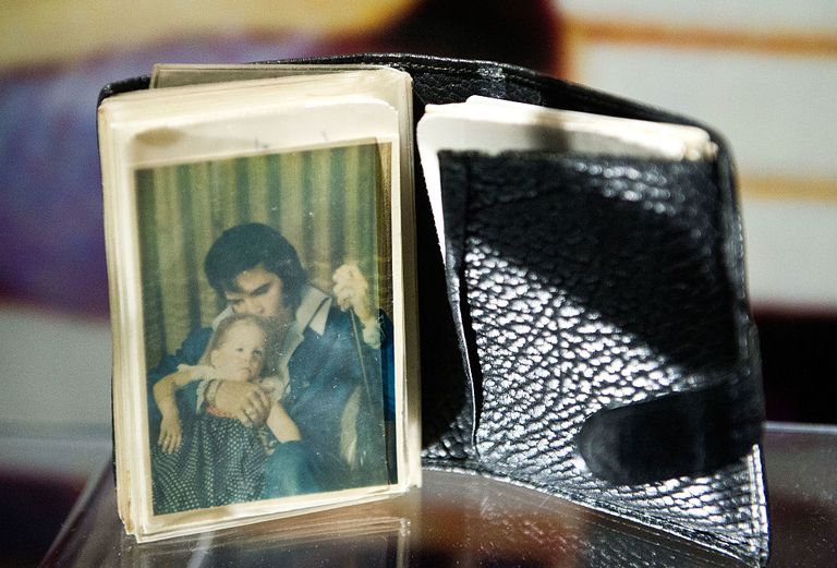 https://www.gettyimages.com/detail/news-photo/elvis-presleys-wallet-containing-a-picture-of-his-with-news-photo/596955154?phrase=graceland%20lisa%20marie&adppopup=true
