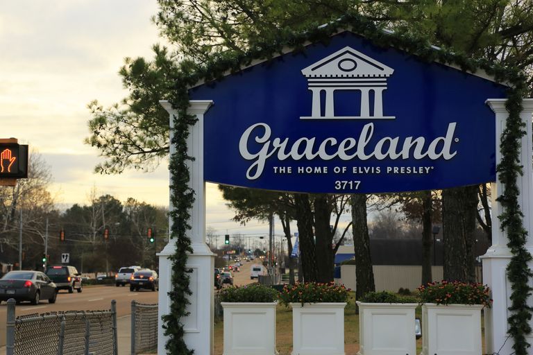 https://www.gettyimages.com/detail/photo/roadside-sign-of-graceland-royalty-free-image/604152997?phrase=graceland&adppopup=true