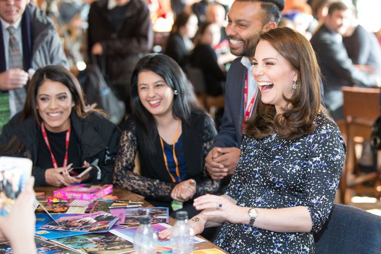 https://www.gettyimages.co.uk/detail/news-photo/catherine-duchess-of-cambridge-gets-a-henna-tattoo-during-a-news-photo/922149364?phrase=kate%20middleton%20henna%20tattoo