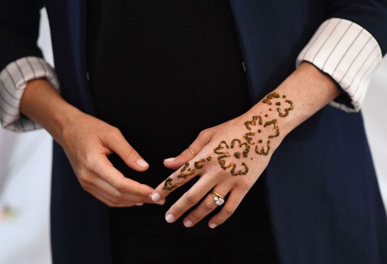 https://www.gettyimages.co.uk/detail/news-photo/meghan-duchess-of-sussex-receives-a-henna-tattoo-at-a-news-photo/1131834570?phrase=Meghan%20Markle%20henna