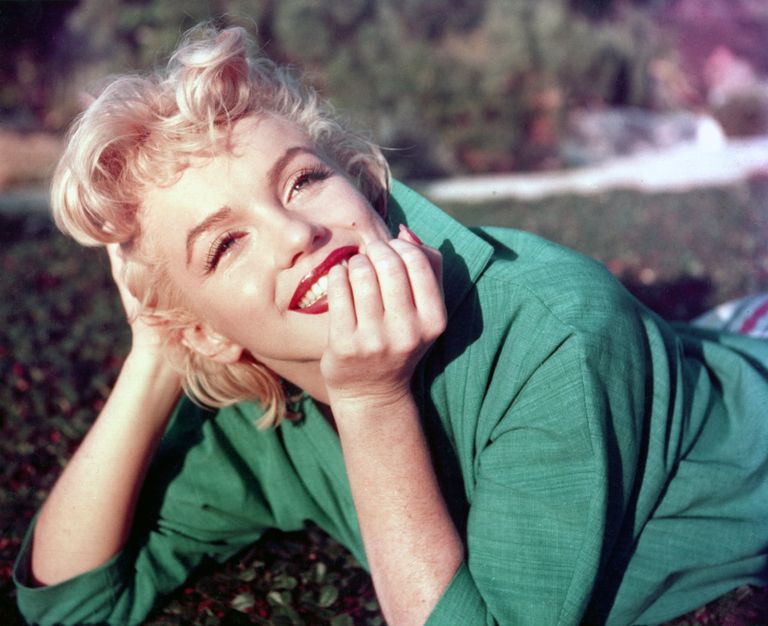 https://www.gettyimages.co.uk/detail/news-photo/actress-marilyn-monroe-poses-for-a-portrait-laying-on-the-news-photo/74284348 Marilyn Monroe