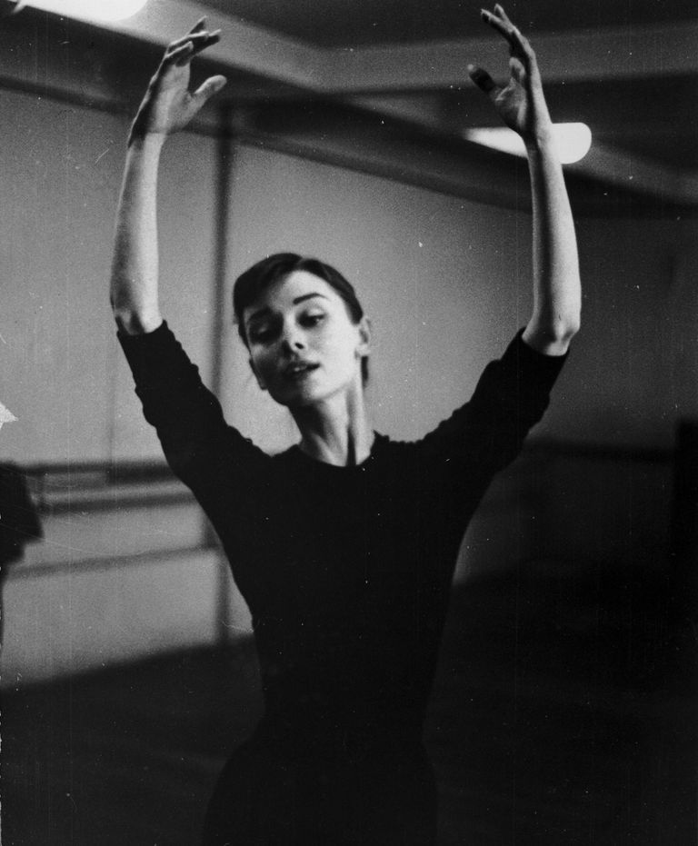https://www.gettyimages.co.uk/detail/news-photo/actress-audrey-hepburn-in-a-dance-studio-circa-1955-news-photo/89726732 Audrey Hepburn dancing