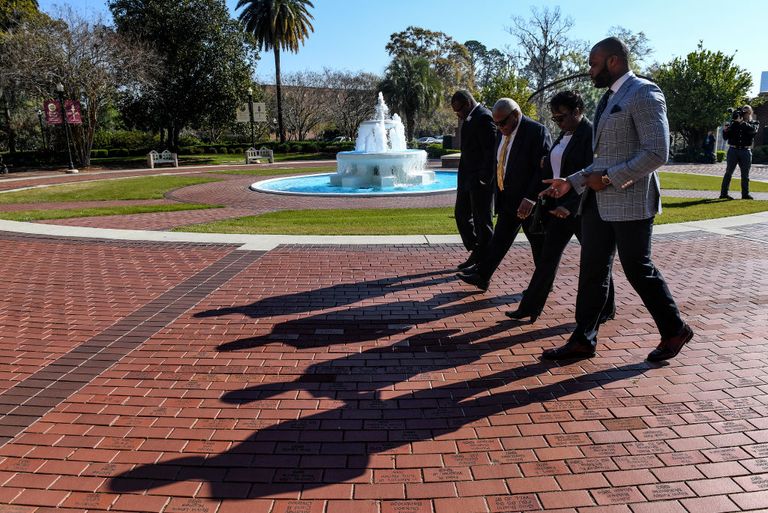 https://www.gettyimages.com/detail/news-photo/myron-rolle-right-walks-towards-the-building-where-the-fsu-news-photo/656330840?phrase=%20Myron%20Rolle%20