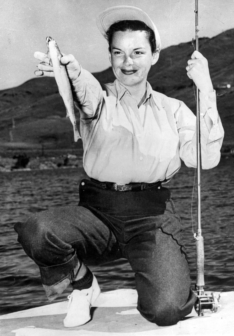 https://www.gettyimages.co.uk/detail/news-photo/screen-star-judy-garland-who-recently-slashed-her-throat-in-news-photo/3281990 Judy Garland fishing