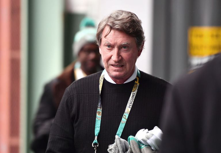 https://www.gettyimages.co.uk/detail/news-photo/wayne-gretzky-attends-the-2023-discover-nhl-winter-classic-news-photo/1453817179?phrase=Wayne%20Gretzky