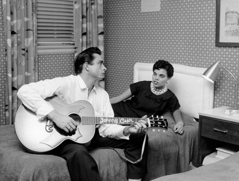 https://www.gettyimages.co.uk/detail/news-photo/country-singer-songwriter-johnny-cash-sits-on-a-bed-playing-news-photo/74256705?phrase=Johnny%20Cash%20and%20Vivian%20Liberto
