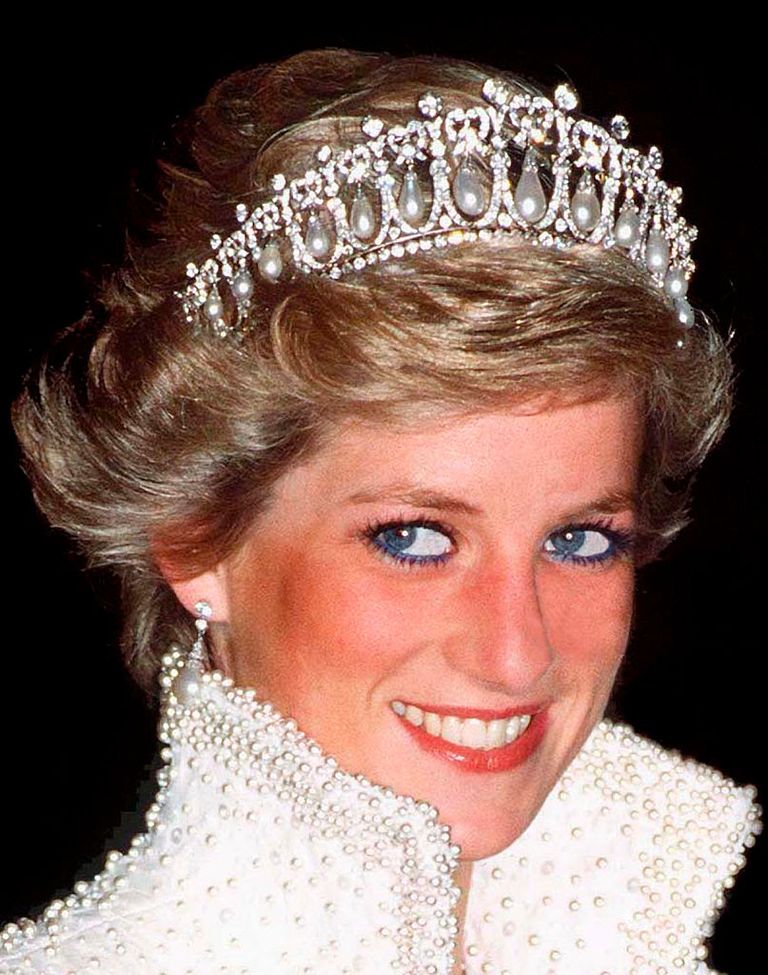 https://www.gettyimages.co.uk/detail/news-photo/princess-of-wales-in-hong-kong-wearing-a-pearl-and-diamond-news-photo/56799672?phrase=princess%20diana%20tiara