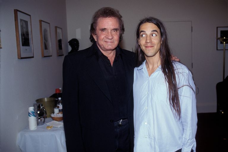 https://www.gettyimages.co.uk/detail/news-photo/photo-of-johnny-cash-johnny-cash-with-anthony-kiedis-news-photo/85847023?phrase=Johnny%20Cash&adppopup=true