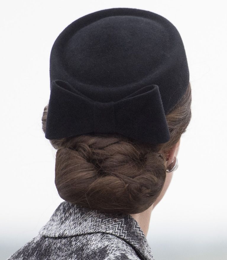 https://www.gettyimages.co.uk/detail/news-photo/catherine-duchess-of-cambridge-wearing-a-hairnet-during-a-news-photo/544013300?phrase=kate%20middleton%20hairnet