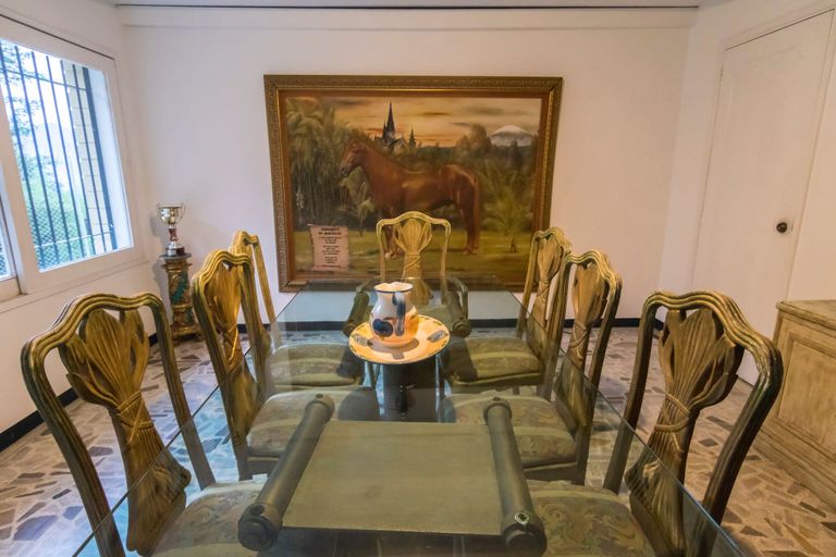 https://www.gettyimages.co.uk/detail/news-photo/dining-room-with-horse-picture-of-the-famous-horse-news-photo/1150504797?adppopup=true