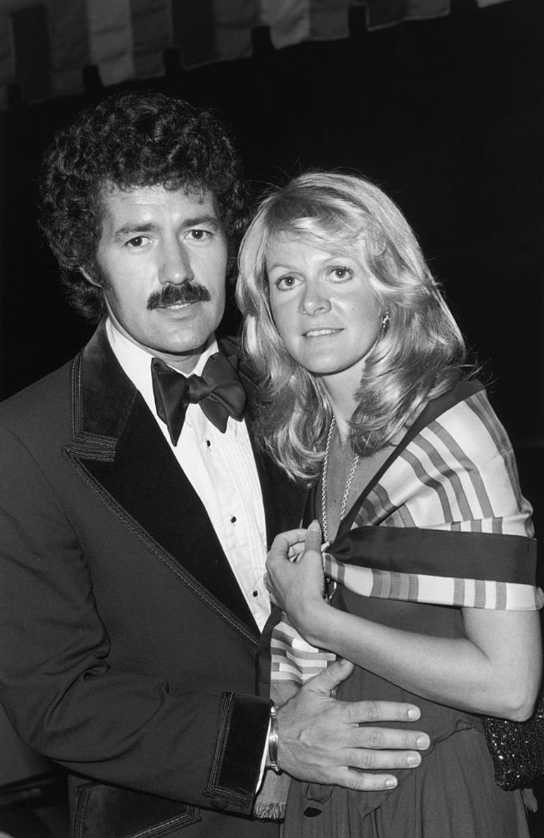 https://www.gettyimages.co.uk/detail/news-photo/canadian-game-show-host-alex-trebek-stands-with-his-wife-news-photo/3238387?phrase=Alex%20Trebek%20and%20Elaine